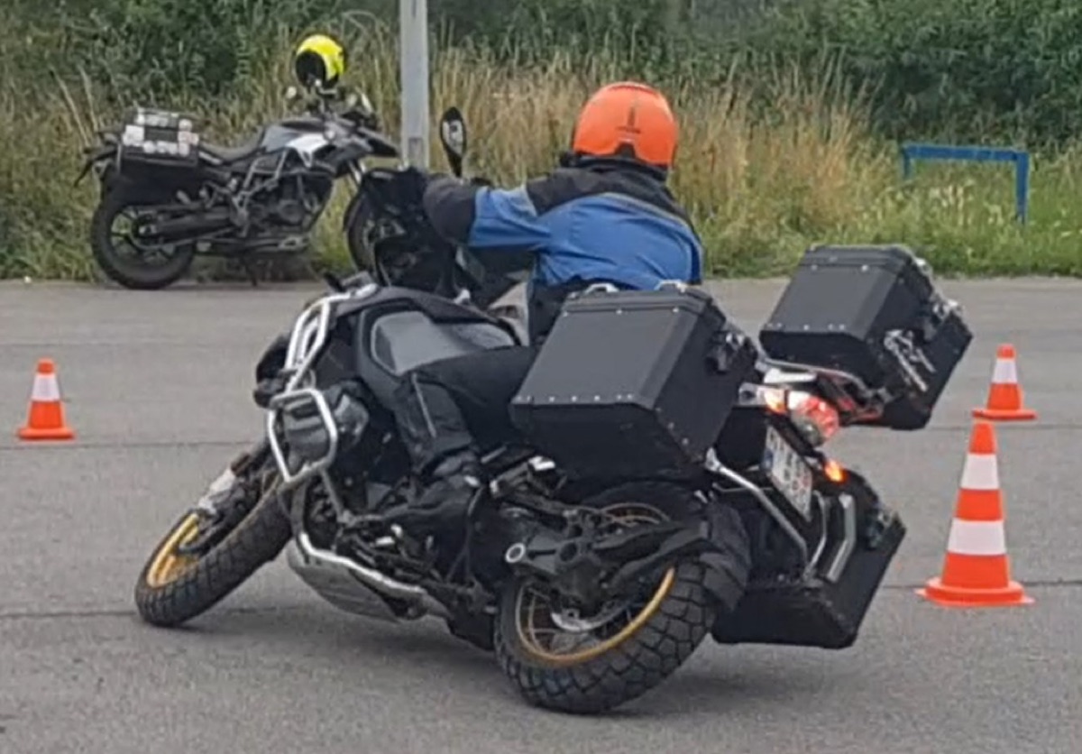 Motorcoaching: langzame controle-oefening met pylonen
